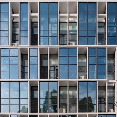 Blootgestelde aluminium bekledingsframe Glazen gordijngevel Exterieur Aangepast