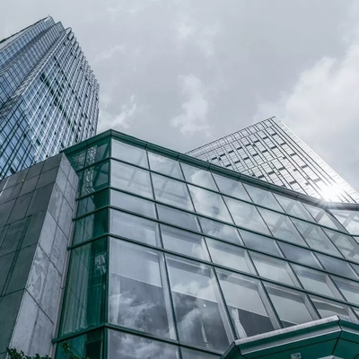 Blootgestelde aluminium bekledingsframe Glazen gordijngevel Exterieur Aangepast