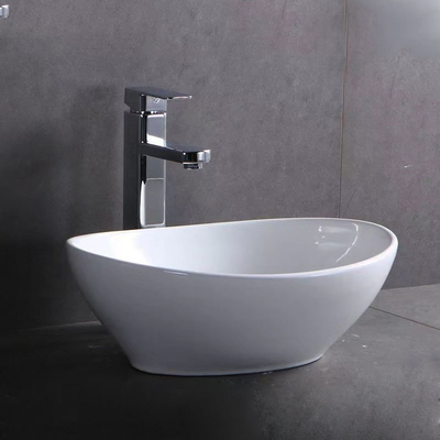 Witte wastafel, badkamer, keramische sanitaire artikelen, kunstwasbak