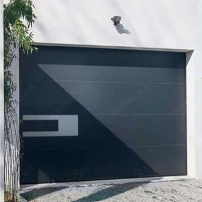 De eigentijdse Buitenkant Geautomatiseerde Deur van het het Staal Zwarte Op een hoger niveau weergeven van de Garagedeur met Motor