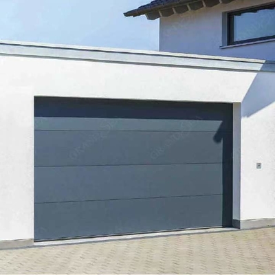 De eigentijdse Buitenkant Geautomatiseerde Deur van het het Staal Zwarte Op een hoger niveau weergeven van de Garagedeur met Motor