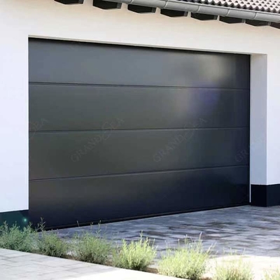 De eigentijdse Buitenkant Geautomatiseerde Deur van het het Staal Zwarte Op een hoger niveau weergeven van de Garagedeur met Motor