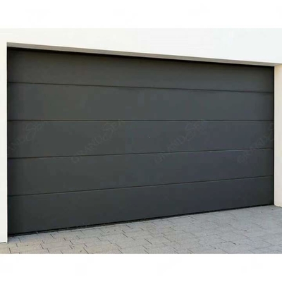 De eigentijdse Buitenkant Geautomatiseerde Deur van het het Staal Zwarte Op een hoger niveau weergeven van de Garagedeur met Motor