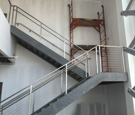 12mm Aangemaakte van het het Traliewerkroestvrije staal van de Glas Binnenlandse Trede het Balkonbalustrade